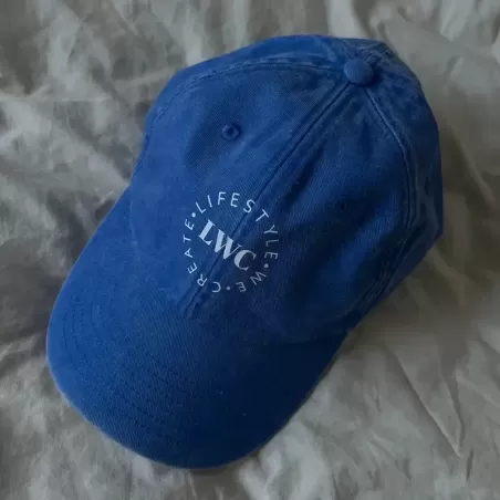 Niebieska czapka z daszkiem...